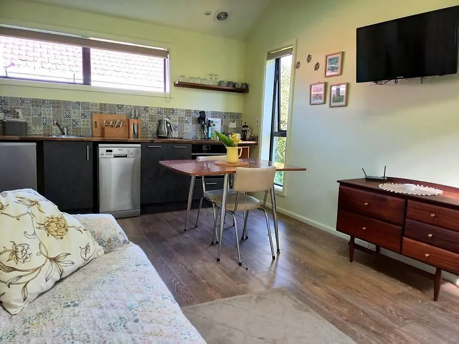 Apartment Garden Setting, Quality Independent Studio For Two Christchurch